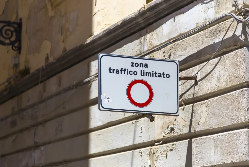 Autoreise Europa Verkehrsschild